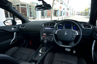 インテリアの様子。ステアリングホイール上には、クルーズコントロールやオーディオのスイッチが並ぶ。