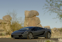 エキゾチックなスーパースポーツが砂漠に映える。ボディカラーは、ダークグレー、ブラック、オレンジ、イエローの4色。