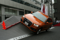 30度の斜面を横切る「バンク」セクションを行く体験車両（アウディQ3）。