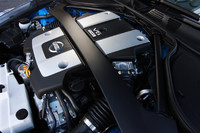 VQ37VHR型3.7リッターV6エンジンはクーペと同じ。特に中速域での力強さとレスポンスが魅力のエンジン。