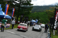 会場内を「MGミジェット」と930世代の「ポルシェ911ターボ」、最新の「アバルト695トリブート フェラーリ」がすれ違う。時代感覚がおかしくなりそうな光景だ。