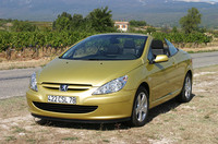 307CCが積むエンジンは、プジョーが広く使う2リッター直4（137ps）と、ホッテスト「206RC」が搭載する177psのハイチューン版の2種類がある。