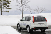 雪道やラフロードなど、滑りやすい急勾配の下り坂に対応するヒルディセントコントロールが備わる。これは、ブレーキを踏まなくても7km/h程度でゆっくり坂道を降りることができる機能。逆に、急勾配の登り坂で2秒以上ブレーキを踏んで停止するとヒルスタートアシストが作動し、ずるずる後退することなく発進できる。
