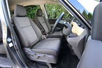 
	運転席と助手席の間は、ウオークスルー可能。シートの座面幅はそのままに、左右シート間の距離（150mm）は、先代より50mm拡大されている。
	