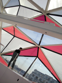 ガラスの折り紙をイメージした「C42」のファサード。