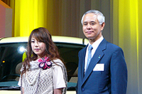 
	ダイハツ工業の山田隆哉社長（右）と、ムーヴラテのテレビCMに出演する大貫亜美。
	 