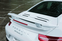 可動式のリアスポイラー。走行状態により、その高さが変化する。ドライバーが任意に調節することも可能。