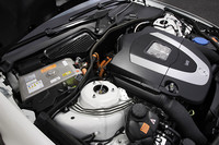 「Sクラスハイブリッド」のエンジンルーム。写真左側の銀色の箱に、リチウムイオン電池が入っているが、素手で触っても熱くはない。なお、通常はこの部分にカバーがかかっているので、触ることはできない。
