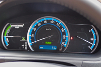 同じくハイブリッド車のメーター。ブルーを基調にデザインされている。
    