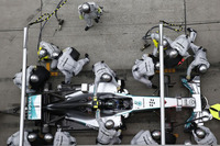 予選でのミスで4番グリッドに沈んだロズベルグ。スタートでもつまずき一気に7位に転落してしまった。さらにテレメトリーシステムがダウンしたことで、レース中にダッシュボードの情報を無線で伝えるなどの不運にも見舞われた勝者のチームメイトは、最終的にハミルトンの18秒遅れ、2位に終わった。（Photo=Mercedes）
    