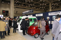 真面目な技術展示会とはいえ、やはり実車が並んだ「電気自動車特別展示コーナー」は注目を集めていた。
