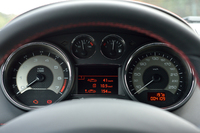 左がタコメーターで右がスピードメーター。タコメーターのレッドゾーンは6500rpmから。スピードメーターには260km/hまで刻まれる。