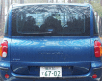 写真をクリックすると、左のリアシートを取り外した状態までを、アニメーションで見られます。