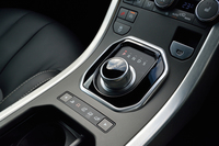 「イヴォーク」のギアポジションは、センターコンソール部のダイヤルで行う。イグニッションオンでダイヤルがせり上がる演出もポイント。
    