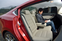 後席の様子。居住性を向上させるべく、先代モデル比で座面は24mm、背もたれは28mm延長されている。
    