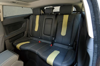 後席の様子。縦方向にせまい窓ガラスの形状が、室内からもよくわかる。