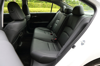 70mmも延びたホイールベースの恩恵もあって、後席は広々。センターアームレストには2つのドリンクホルダーが備わっている。
    