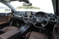 本革巻きのステアリングホイールには、オーディオやオンボードコンピューターなどを操作するマルチファンクションスイッチが備わるほか、パドルシフトも装備される。