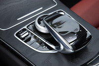 センターコンソールに備わる、インフォテインメントシステムの操作デバイス。その左側には、走りの質を変更するためのスイッチ類が並ぶ。