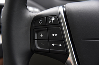 ステアリングホイールの左側スポーク部には、アダプティブ・クルーズ・コントロールの操作スイッチが集約される。
    