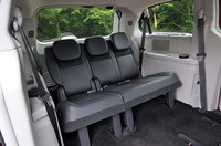 3列目はリクライニング機能が付いた電動床下格納シート。ボタン操作で電動で床下に収まる。また、後ろ向きに倒せば、スタジアムポジションとして使える。