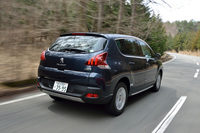 「プジョー3008」は、リアの左右サスペンションの中間に“第3のショックアブソーバー”を装備。その油圧制御により、コーナリング中のロールを抑え、走行安定性を高める。