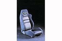 
	【写真上】デミオ「ツーリングキットAスペック」装着車
	【写真下】「スポーツシート・タイプF（スポーティブラック）」
	 