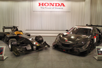 会場には、スーパーフォーミュラ（写真左）とSUPER GTのマシンが並べられた。
    