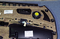 純正ドアスピーカーは内張り側に3本のボルトで止められている。