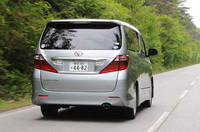 【スペック】アルファード240S（8人乗り）:全長×全幅×全高＝4865×1840×1900mm／ホイールベース＝2950mm／車重＝1930kg／駆動方式＝FF／2.4リッター直4DOHC16バルブ（170ps/6000rpm、22.8kgm/4000rpm）／価格＝330万円（テスト車＝425万2350円／ツインムーンルーフ＝11万250円／インテリジェントパーキングアシスト＋ワイドビューフロント＆サイドモニター＝8万1900円／HDDナビゲーションシステム＆トヨタプレミアムサウンドシステム＋音声ガイダンス機能付きカラーバックガイドモニター＋ETCユニット＝69万4050円／G-BOOK mX Pro専用DCM＋盗難防止システムオートアラーム＝6万6150円）