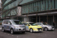 安全運転支援システムを搭載した公道試乗用車両の一部。左から「三菱デリカD:5」「ホンダ・オデッセイ」「レクサスLS」。