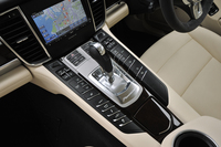 センターコンソールには、エアコンの調節スイッチや走行モードの選択ボタンなどがずらりと並ぶ。トランスミッションは、7段のPDKのみ。
    