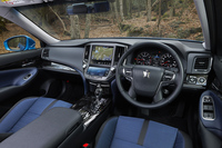 「クラウン アスリートS-T」のインストゥルメントパネルまわり。走行モードの切り替えは、センタークラスター下段のタッチスクリーンで操作する。