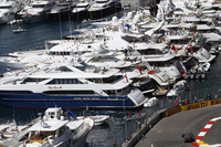 モナコの暴れん坊、マクラーレンのセルジオ・ペレス（写真右下）。チームメイトのジェンソン・バトンやアロンソらと抜きつ抜かれつのバトルを演じ場をわかせた。69周目、前を走る5位キミ・ライコネンと接触、マシンを壊しながらもコースにとどまっていたがレース続行は難しく、16位完走扱い。バトンは6位でレースを終えている。（Photo=McLaren）
    