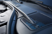 従来型と同様に、カーボンファイバー製の強化フロントストラットタワーバーが装着される。