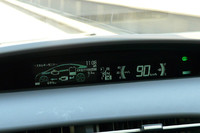 普通のプリウスではありえない、90km/hでのEV走行。現在時刻の下には、「EV走行可能距離」が表示される。