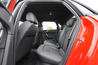 オプションでファインナッパレザー張りシートも選べる。後席の定員は2人（乗車定員は4人）。