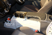 運転席と助手席の間には、リチウムイオンバッテリーが収まる（7人乗り仕様車）。ティッシュボックスも入れられる上部の収納スペースにはこだわったとのこと。