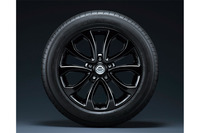 特別装備の17インチ・ブラックアルミホイール。