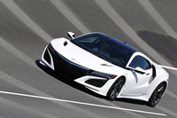 外周路のバンクを行く「NSX」。