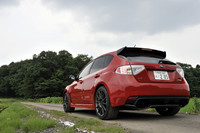 今春、400台の限定で生産された「インプレッサR205」。フロントグリルと、フロントのアンダースポイラーは「R205」専用。また、エンジンフードはアルミ製となり、フロント、フロントドア、リアドアのガラスが軽量タイプになるなど、さまざまな部分に手が入っている。400台すべてが完売状態であるものの、STIによれば販売店にはまだ多少の在庫が残っているという。
