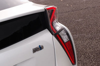 特徴的な形状のリアコンビランプ。リアのスポイラーからバンパーへと流れるラインがランプで強調されている。