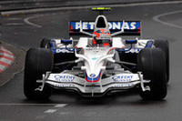 序盤フェリッペ・マッサからトップを奪ったロバート・クビサ。悲願の初勝利はハミルトンの登場により夢と消えた。最後のピットインでスリックタイヤに賭け、マッサを上まわる2位に。
（写真＝BMW）