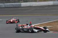 トヨタエンジン搭載の全9台が参加した「フォーミュラニッポン・スペシャルバトル」より、今季のシリーズチャンピオンを獲得したMobil1 TEAM IMPULのジョアオ・パオロ・デ・オリベイラの雄姿。