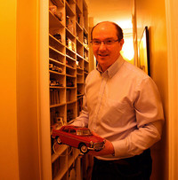 【写真5】自宅廊下にはミニカーや書籍がぎっしり。