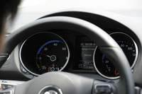 ドライブモードは85kWの最高出力を発生する「ノーマル」（写真）のほか、70kW制限の「エコ」、さらに40kW制限でエアコンも止まる「レンジ」の、合計3種類がある。