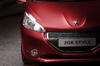 ハニカムデザインのフロントグリルが装着される。