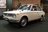会場に展示された初代「カローラ」（1966年）。1.1リッター直4 OHVエンジンを搭載する。