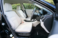 シートの背もたれなどには、食物由来の素材を採用したバイオPET表皮を採用している。
    