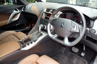 運転席まわりのデザインは航空機のコクピットがモチーフ。